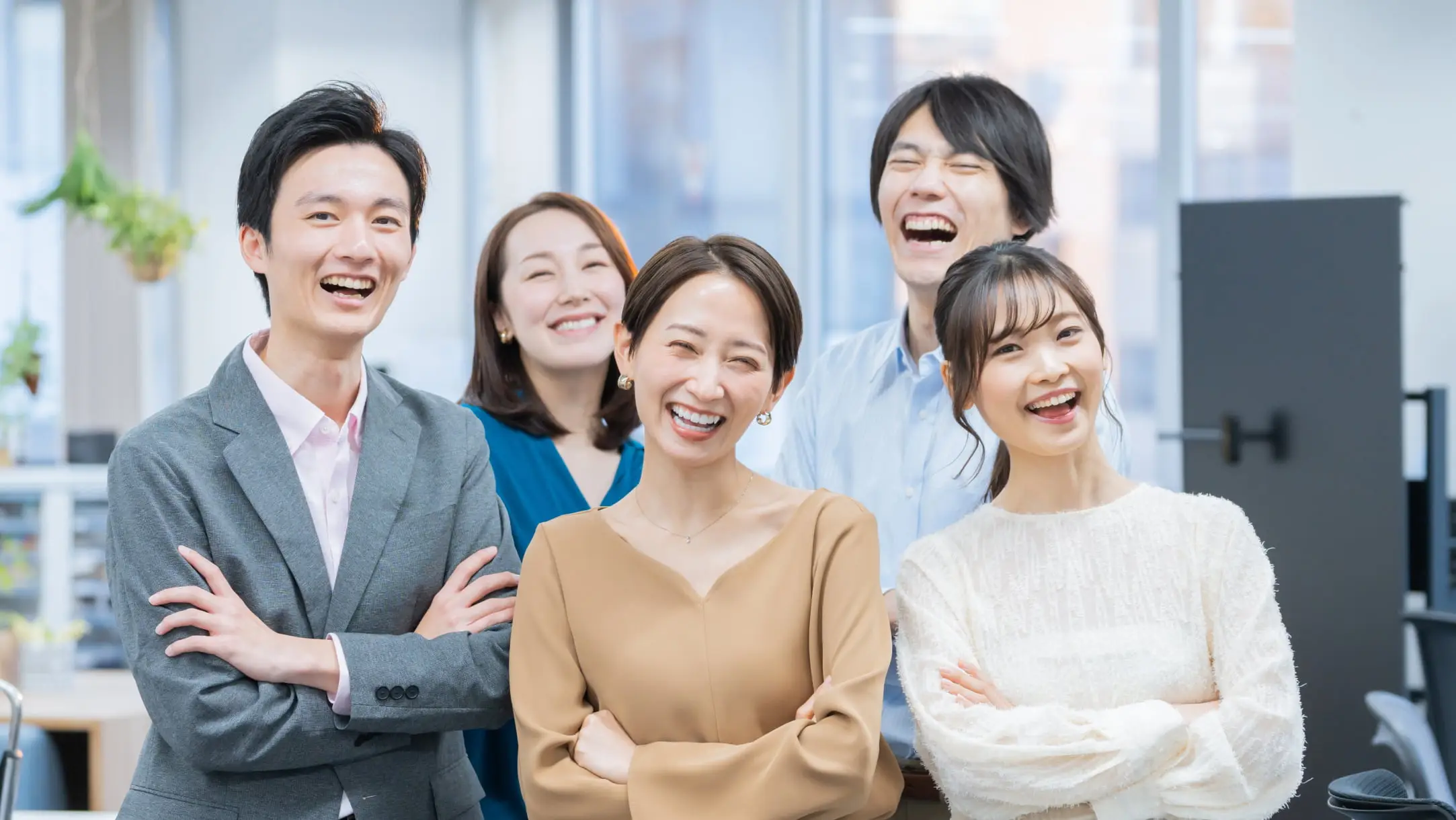 5名の男女のにこやかな集合写真