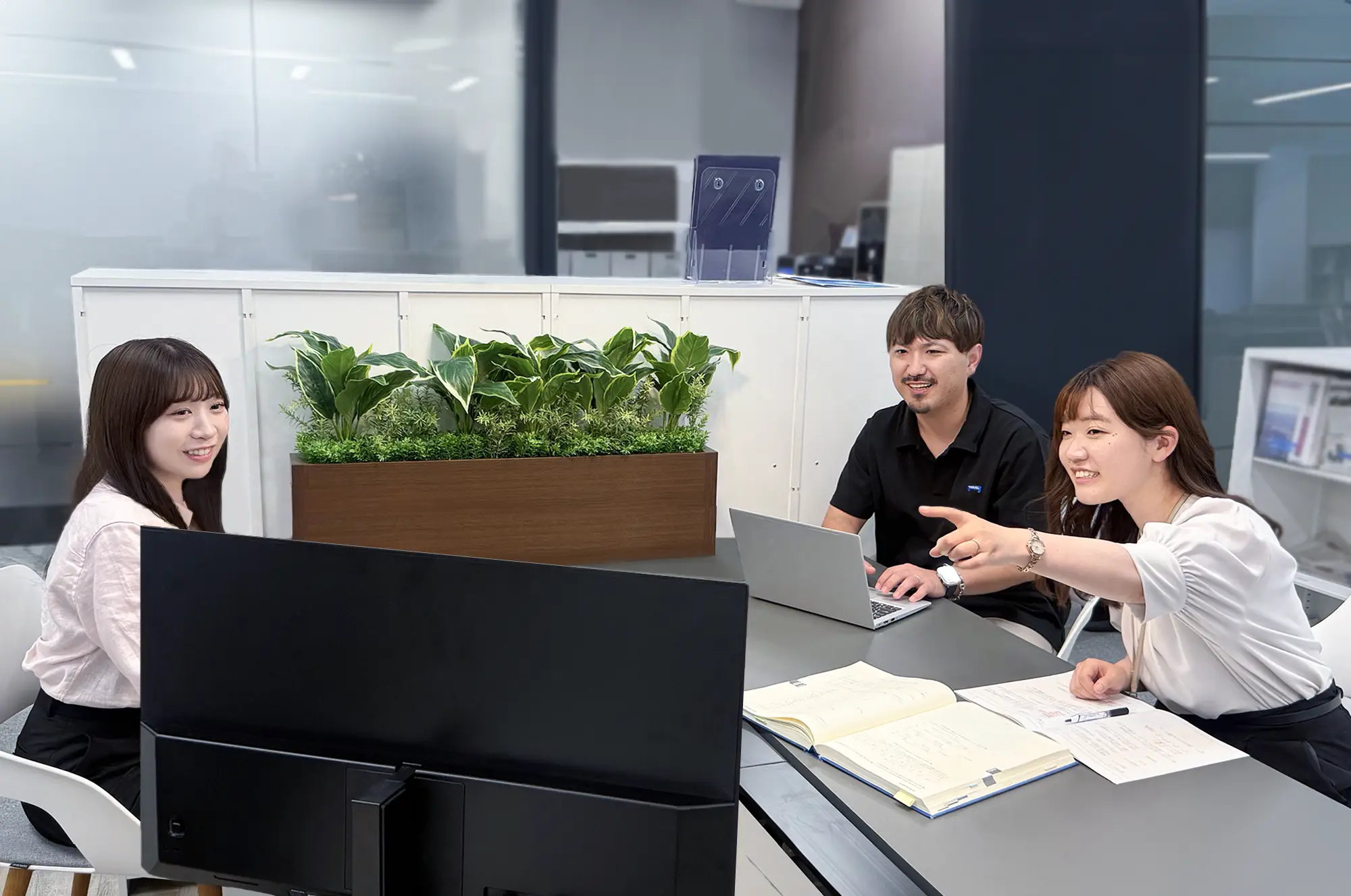 談笑する3人