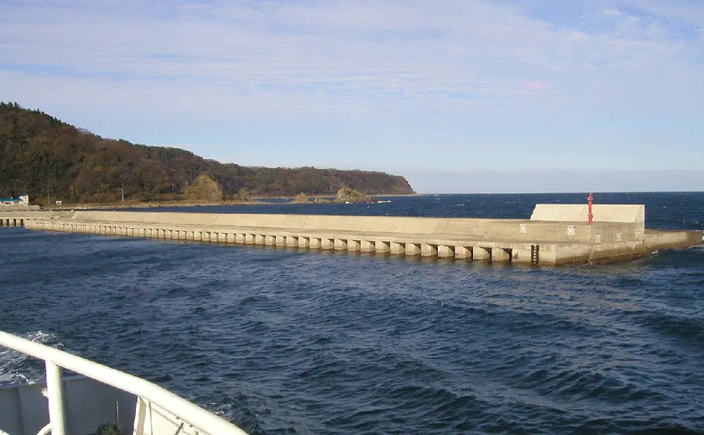 離島である粟島港の安全と港内静穏度を確保