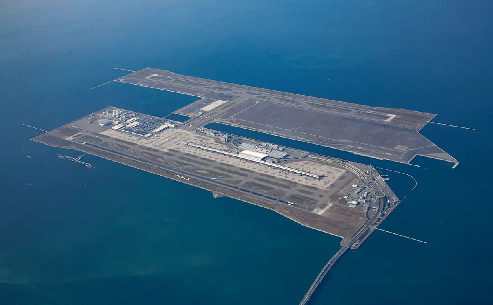 日本初の人工島からなる海上空港・関西国際空港